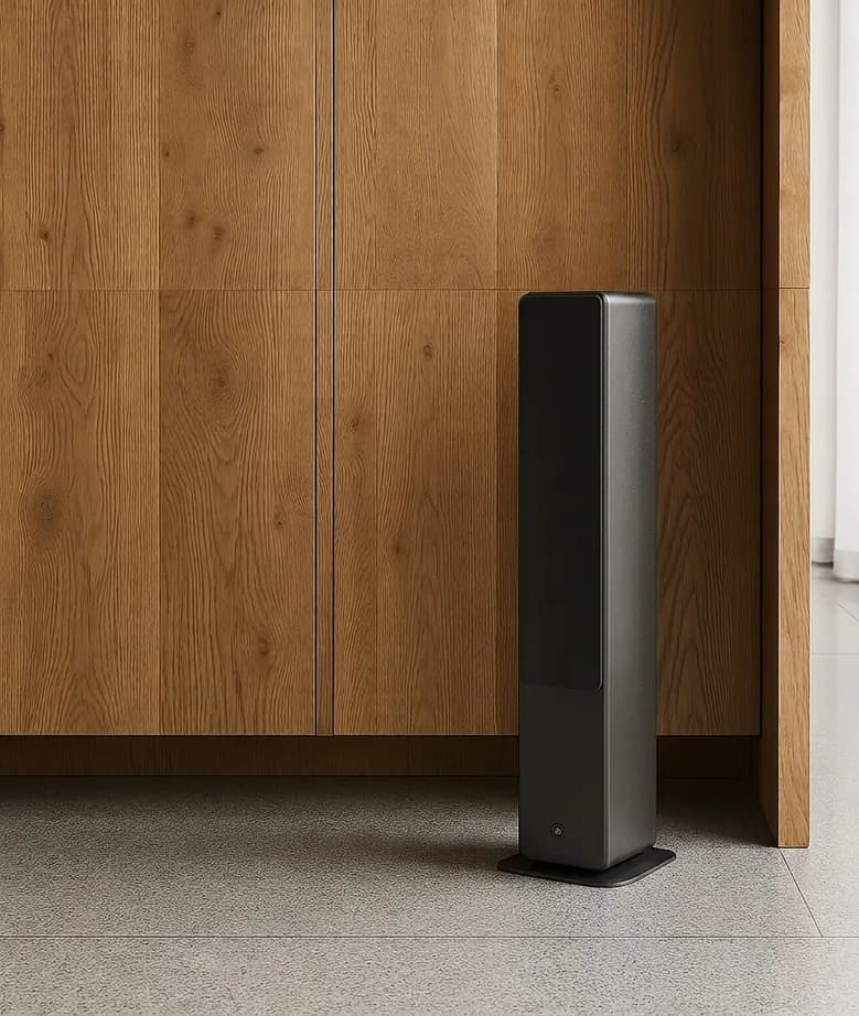 Difuzor de parfum Aeris Pro, finisaj grafit, turn vertical lângă un perete din lemn